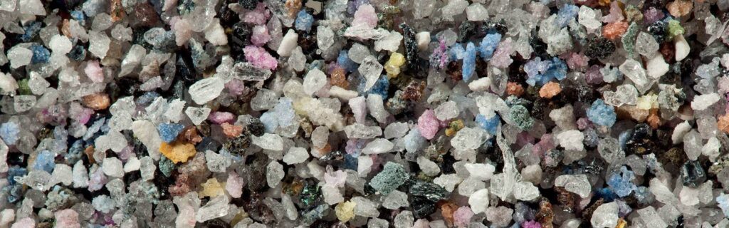 Mischkorund Strahlmittel aus keramischen Schleifscheiben und aus Korundstäuben der Strahl- und Schleifmittelindustrie hergestelltes Sekundärprodukt