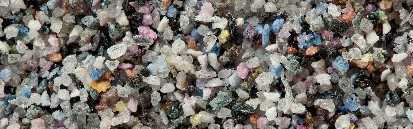 Mischkorund Strahlmittel aus keramischen Schleifscheiben und aus Korundstäuben der Strahl- und Schleifmittelindustrie hergestelltes Sekundärprodukt