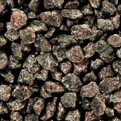 Normalkorund braun - Kostengünstig bei kantig-mineralischen Produkten - hohe Härte, ausgeprägte Zähigkeit, eisenfreies Strahl- und Schleifmittel